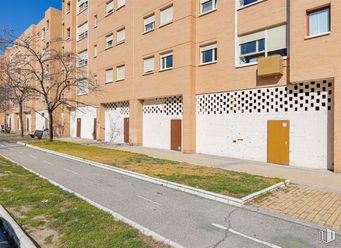 Local en alquiler en Calle Estocolmo, 122, Alcorcón, Madrid, 28922 con ventana, edificio, puerta, planta, durante el día, propiedad, superficie de la carretera, diseño urbano, árbol y condominio alrededor