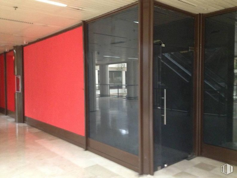 Retail for sale & for rent at Avenida Constitución, 90, Torrejón de Ardoz, Madrid, 28850 with cabinetry, building, fixture, wood, door, vehicle door, automotive exterior, flooring, wood stain and hardwood around