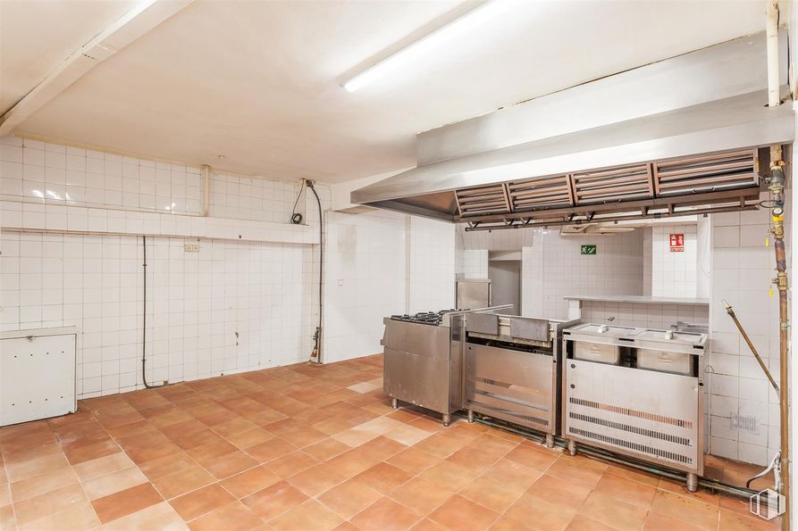 Local en venta en Calle Boltaña, 118, San Blas - Canillejas, Madrid, 28022 con ebanistería, madera, edificio, interiorismo, cocina, suelo, casa, suelos, accesorio y aparato de cocina alrededor