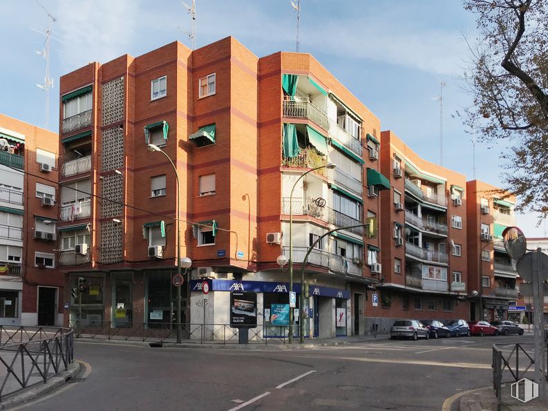 Local en venta en Calle Canarias, 11, Móstoles, Madrid, 28931 con edificio, cielo, día, propiedad, nube, ventana, infraestructura, rueda, bloque de torre y árbol alrededor