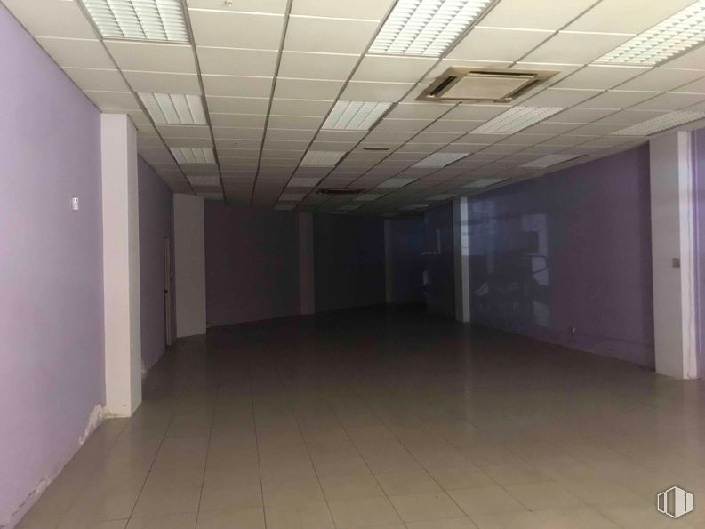 Local en venta en Zona industrial Colmenar, Colmenar Viejo, Madrid, 28770 con accesorio, edificio, hall, interiorismo, suelos, suelo, techo, material compuesto, suelo de baldosas y madera alrededor