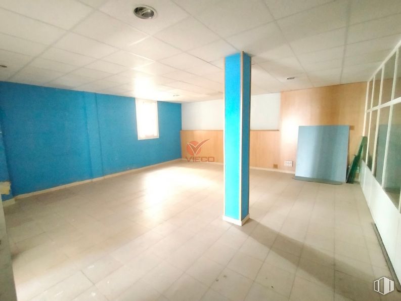 Retail for sale at Zona Reyes Católicos, Cuenca, 16003 with flooring, floor, ceiling, tile flooring, paint, tile, hall, wood stain, cleanliness and plaster around