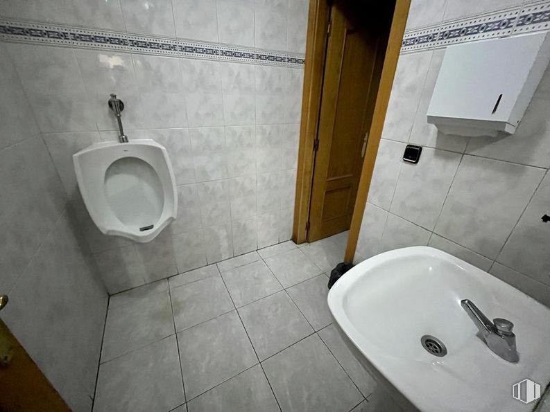 Retail for sale at Avenida Juventud, Ávila, 05003 with sink, toilet, tap, plumbing fixture, bathroom, bathroom sink, fixture, interior design, architecture and floor around