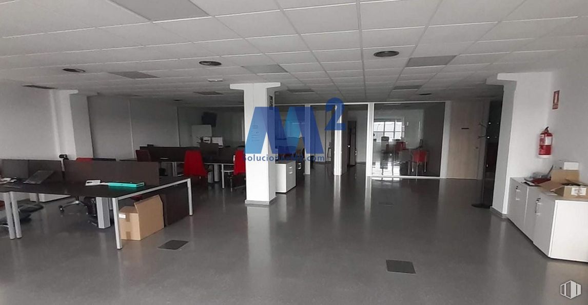 Industrial for rent at Zona Rivas-Vaciamadrid, Puente de Vallecas, Rivas-Vaciamadrid, Madrid, 28529 with building, table, fixture, flooring, interior design, floor, automotive design, desk, hall and ceiling around