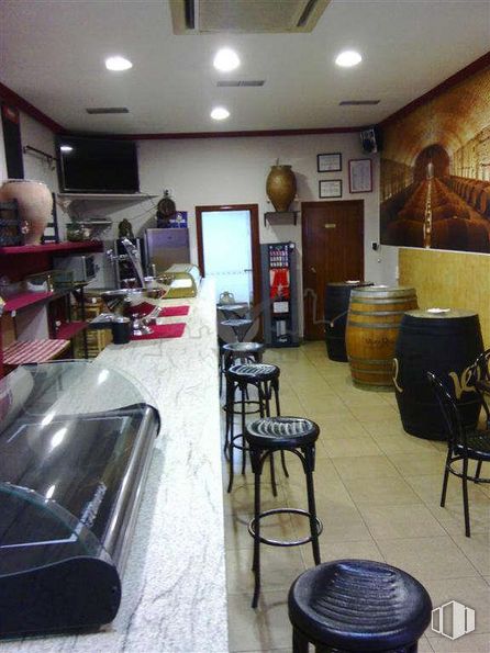 Retail for rent at Zona céntrica, Cuenca, 16004 with stool, television, chair, furniture, building, interior design, wood, floor, flooring and living room around