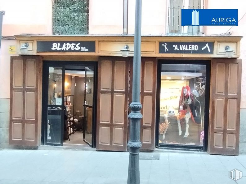 Retail for sale at Zona Gran Vía, Centro, Madrid, 28004 with door, person, building, luggage & bags, fixture, facade, city, human settlement, urban area and retail around