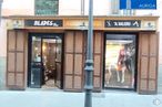 Retail for sale at Zona Gran Vía, Centro, Madrid, 28004 with door, person, building, luggage & bags, fixture, facade, city, human settlement, urban area and retail around