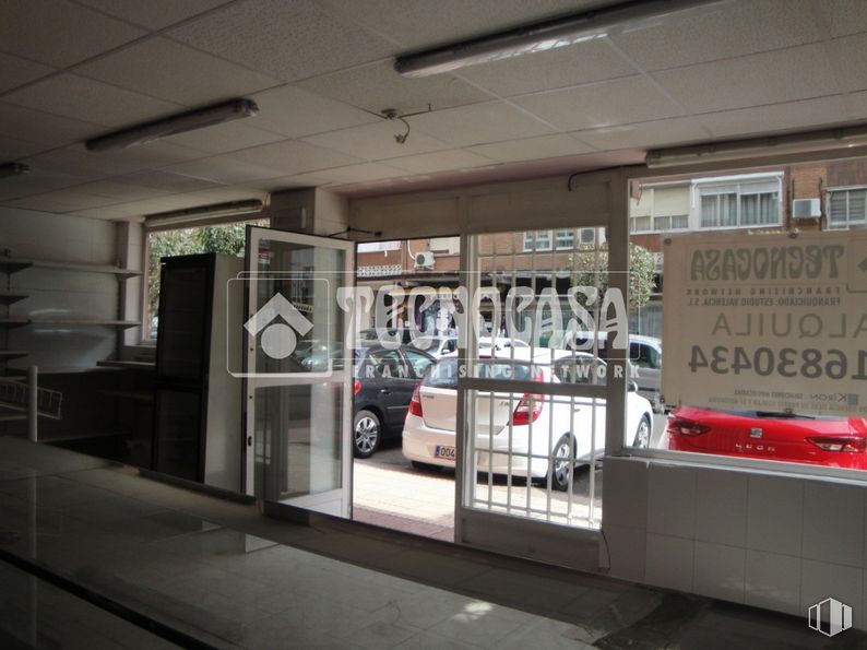 Retail for rent at Calle Tarragona, Getafe, Madrid, 28903 with car, automotive design, motor vehicle, art, tire, gas, automotive lighting, vehicle, retail and wheel around