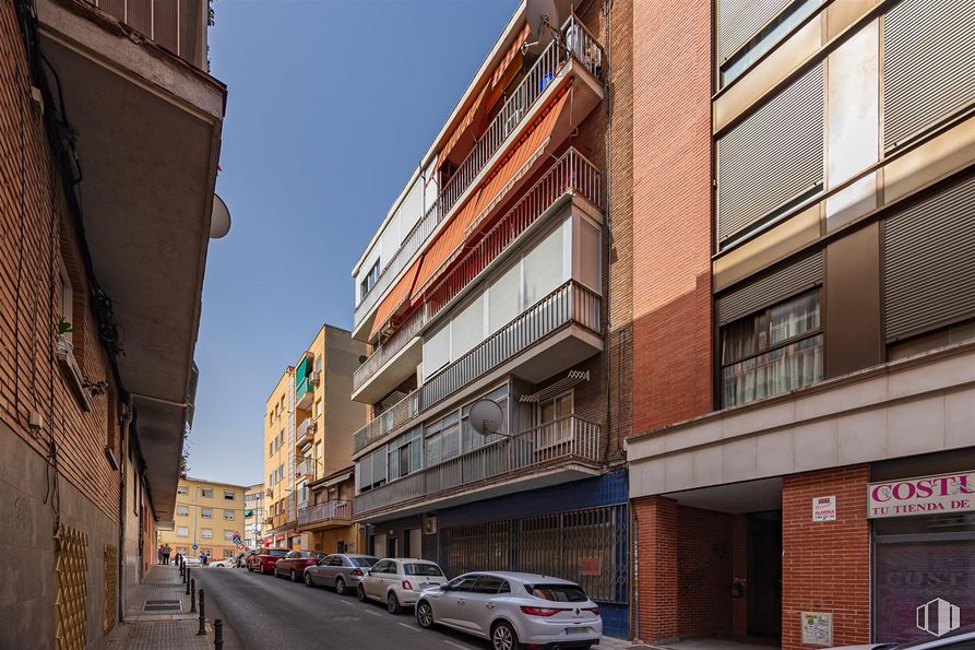 Local en venta en Calle Oneca, 4, Coslada, Madrid, 28820 con coche, ventana, edificio, vehículo terrestre, neumático, rueda, vehículo, infraestructura, cielo y barrio alrededor