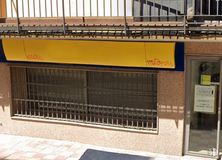 Retail for sale at Fuencarral - El Pardo, Fuencarral - El Pardo, Madrid, 28035 with window, door, property, wood, brick, building, brickwork, composite material, gas and facade around