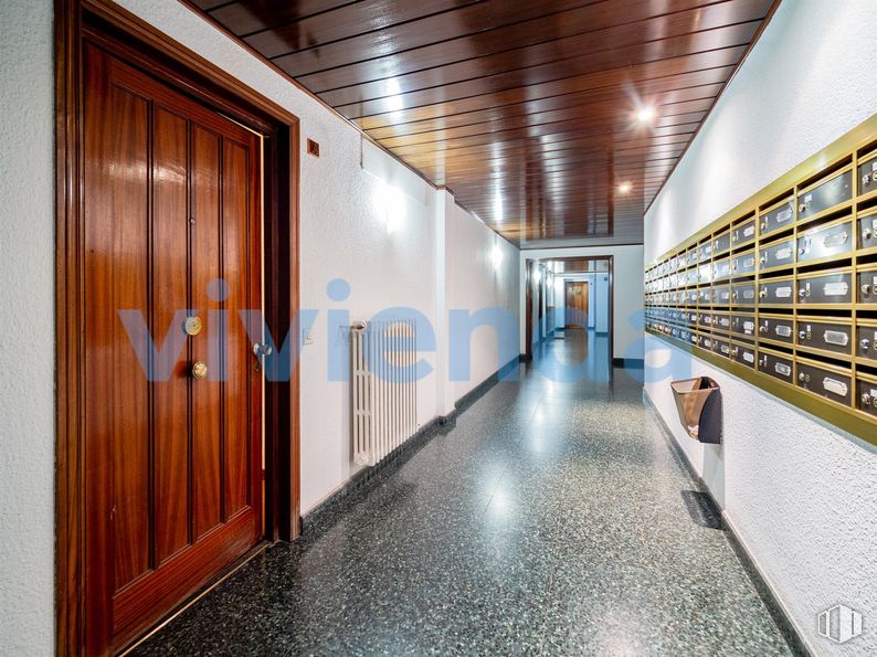 Office for sale at Calle Doctor Esquerdo, Retiro, Madrid, 28007 with door, fixture, interior design, wood, flooring, floor, hall, building, shelf and ceiling around