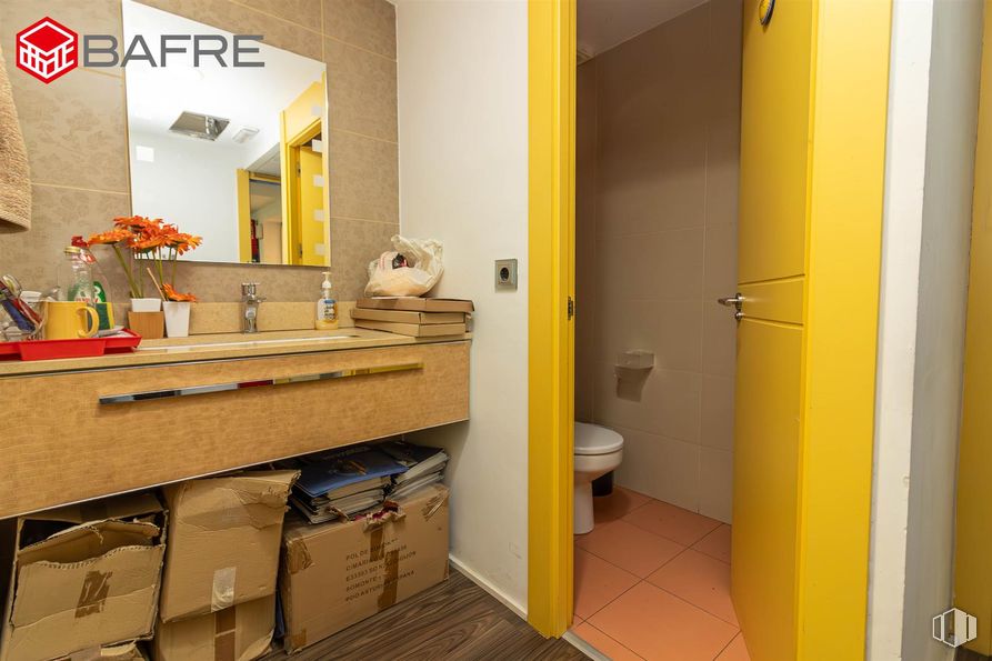 Local en venta en Calle Joaquín Ibarra, Barajas, Madrid, 28042 con inodoro, caja de envío, caja, accesorios de fontanería, suelos, suelo, interiorismo, fontanería, asiento del inodoro y mueble de baño alrededor