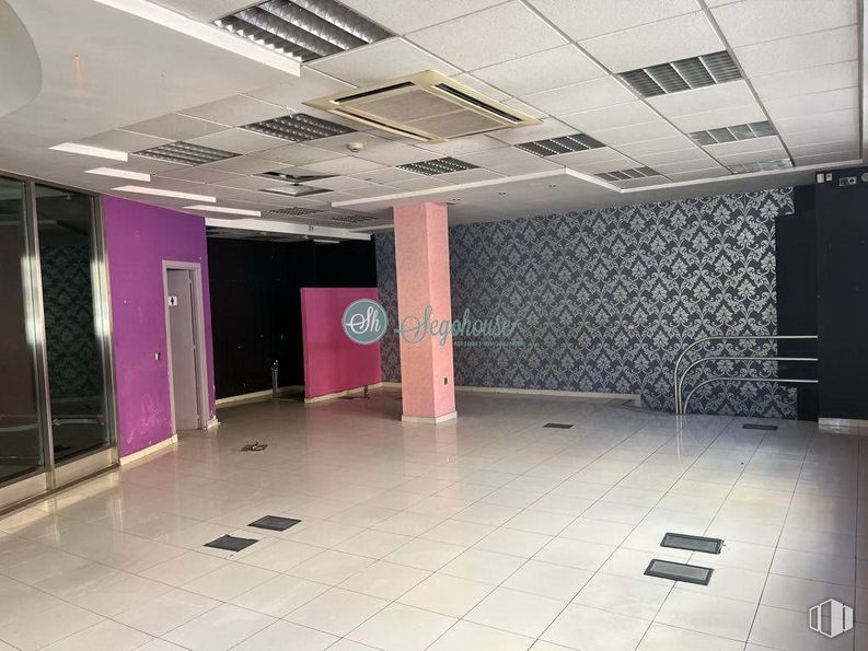 Retail for rent at Calle Independencia, Segovia, 40005 with building, interior design, fixture, floor, flooring, material property, tile flooring, ceiling, door and space around