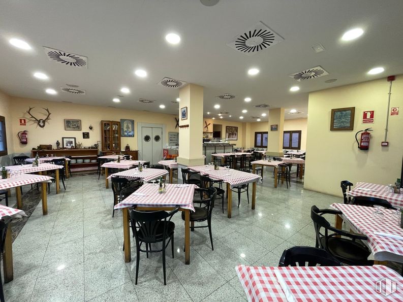 Local en venta en Avenida Colada de Pozuelo, 5, Alcorcón, Madrid, 28925 con silla, mesa, mesa de cocina y comedor, mesa, mueble, interiorismo, restaurante, cafetería y restaurante de comida rápida alrededor