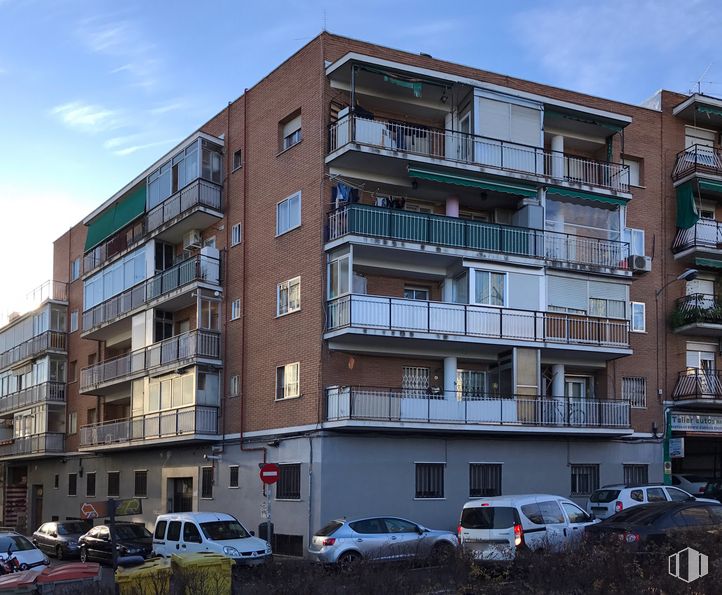 Retail for rent at Calle Abejuela, 17, La Latina, Madrid, 28047 with car, building, sky, window, wheel, vehicle, tire, cloud, urban design and plant around