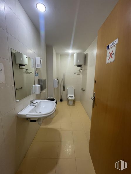 Oficina en venta en Calle Perú, Las Rozas de Madrid, Madrid, 28290 con inodoro, fregadero, espejo, propiedad, accesorios de fontanería, grifo, accesorio, lavabo, cuarto de baño y suelos alrededor