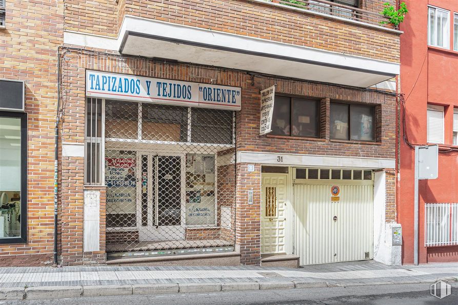 Retail for rent at Zona centro, Majadahonda, Madrid, 28220 with window, door, fixture, building, architecture, wood, facade, brick, brickwork and building material around