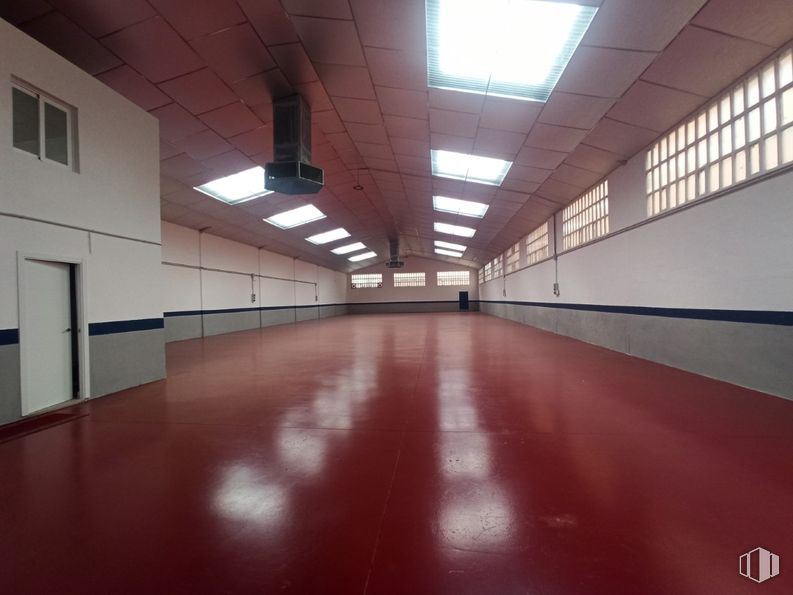 Nave en venta en Zona industrial, Humanes de Madrid, Madrid, 28970 con ventana, lámpara, puerta, alumbrado, edificio, hall, madera, accesorio, pabellón y suelos alrededor