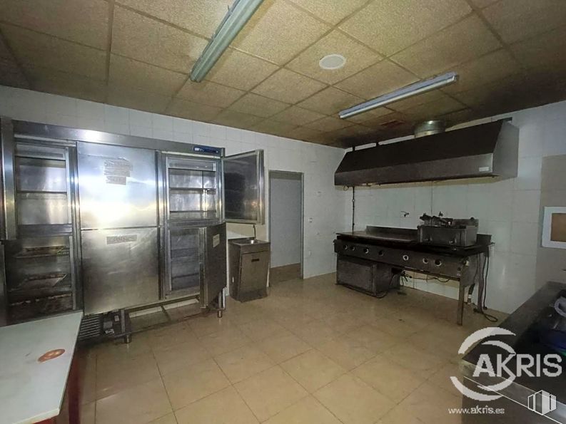 Local en alquiler en Calle Puente, Torrijos, Toledo, 45500 con mesa, refrigerador, propiedad, edificio, interiorismo, ebanistería, suelo, suelos, inmobiliario y hall alrededor