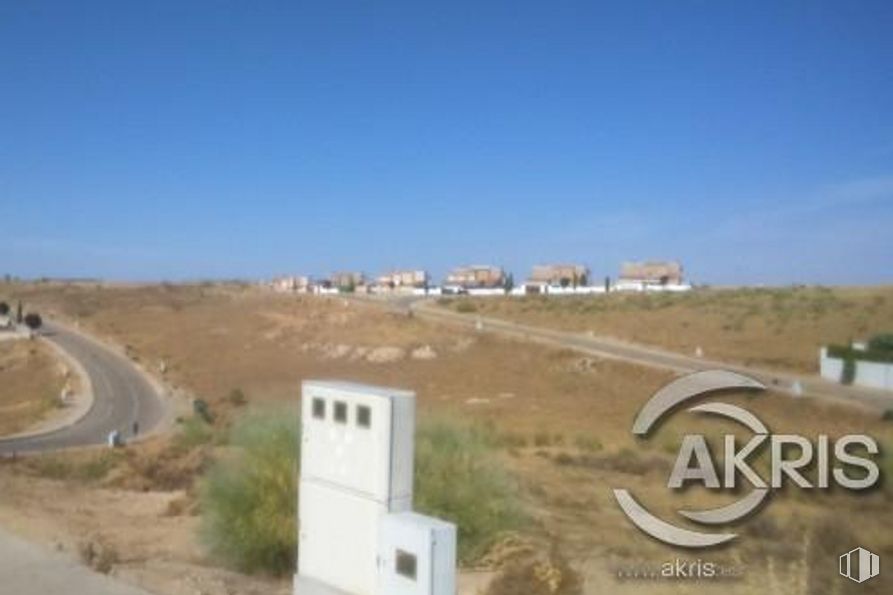 Land for sale at Carretera Piedrabuena, Layos, Toledo, 45123 with animal, building, sky, gas, landscape, road, travel, horizon, grassland and asphalt around