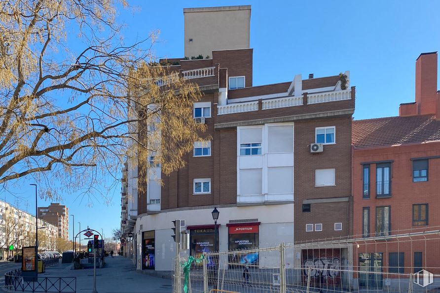 Retail for sale & for rent at Calle San Cipriano, 44, Vicálvaro, Madrid, 28032 with building, sky, daytime, window, urban design, tree, residential area, condominium, facade and city around