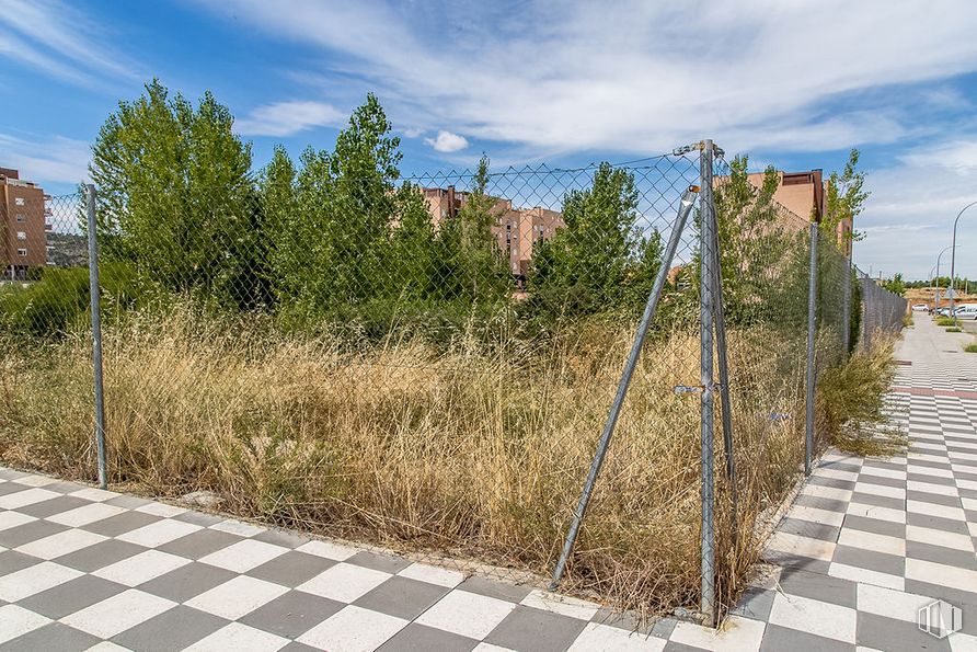 Land for sale at Calle María Luisa Menéndez Calleja, Cuenca, 16003 with building, cloud, sky, plant, road surface, lighting, land lot, urban design, vegetation and biome around