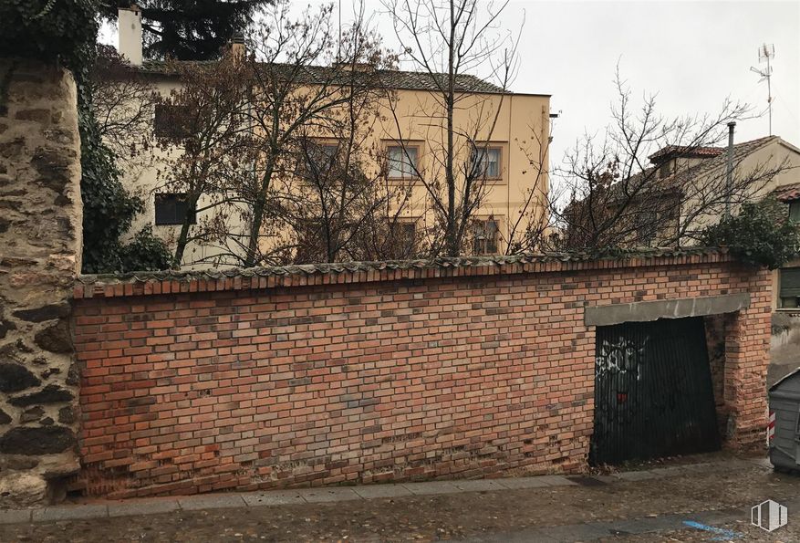 Land for sale at Zona El Salvador, Segovia, 40001 with building, door, window, brickwork, brick, tree, sky, wood, residential area and facade around