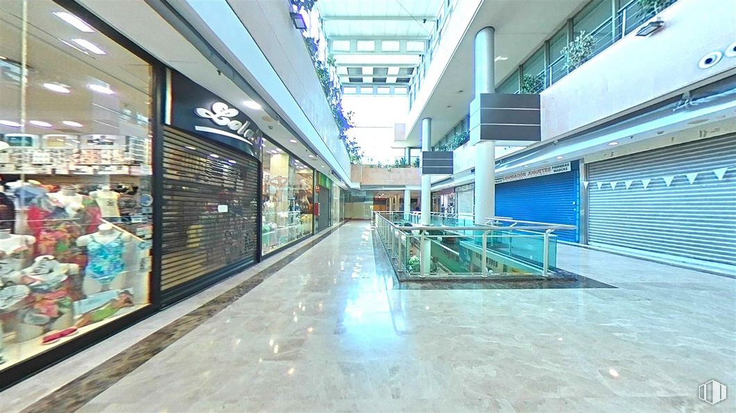 Retail for sale at Calle Alcalá, Ciudad Lineal, Madrid, 28017 with building, flooring, city, metropolitan area, commercial building, glass, electric blue, leisure, ceiling and symmetry around