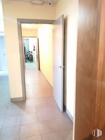 Nave en alquiler y venta en Calle Puerto Navafría, 31, Móstoles, Madrid, 28935 con puerta, accesorio, suelo, hall, suelos, planta de interior, madera, suelo de baldosas, techo y exterior del automóvil alrededor