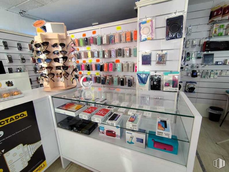 Local en alquiler en Calle Huerta, Alcorcón, Madrid, 28921 con estante, edificio, interiorismo, gafas, estantería, diseño automovilístico, venta al por menor, máquina, publicación y vitrina alrededor