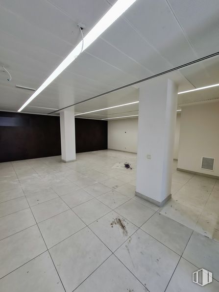 Local en alquiler en Calle Cáceres, 28, Alcorcón, Madrid, 28921 con alumbrado, edificio, accesorio, pasillo, pavimento, piso, material compuesto, vidrio, techo y sombra alrededor