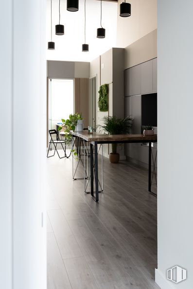 Oficina en alquiler en Calle Oro, 45, Colmenar Viejo, Madrid, 28770 con mesa, alumbrado, mueble, planta de interior, rectángulo, madera, diseño de interiores, planta, suelo y piso alrededor