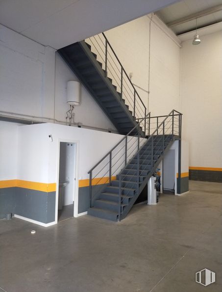 Industrial for rent at Avenida Palmeras, Ciempozuelos, Madrid, 28350 with door, stairs, building, hall, floor, flooring, fixture, ceiling, handrail and concrete around