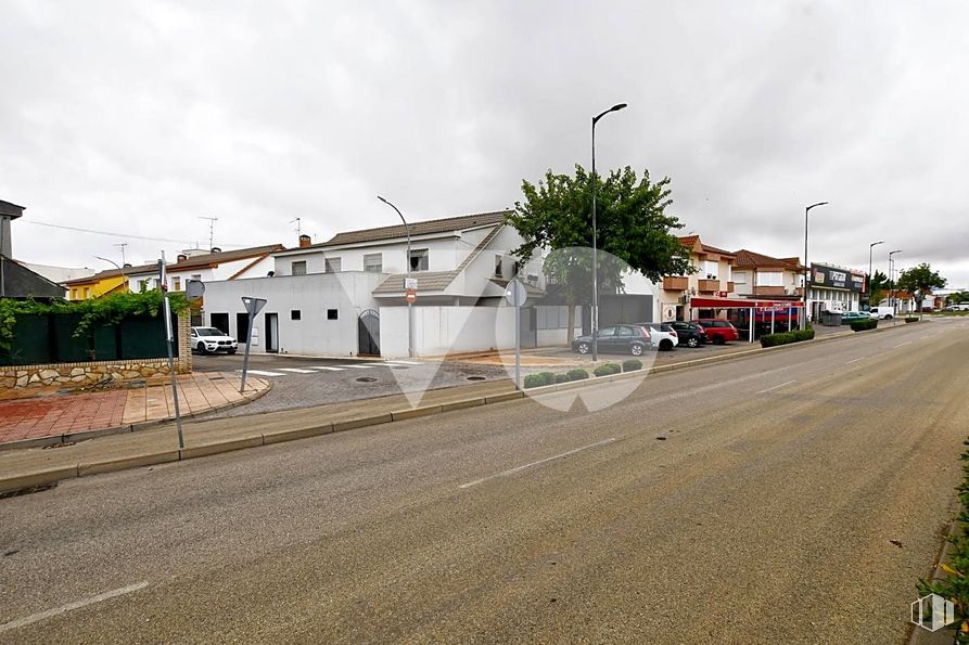 Local en venta en Calle Santa Rosa de Lima, Quintanar de la Orden, Toledo, 45800 con edificio, cielo, nube, planta, luz de la calle, ventana, superficie de la carretera, asfalto, árbol y casa alrededor