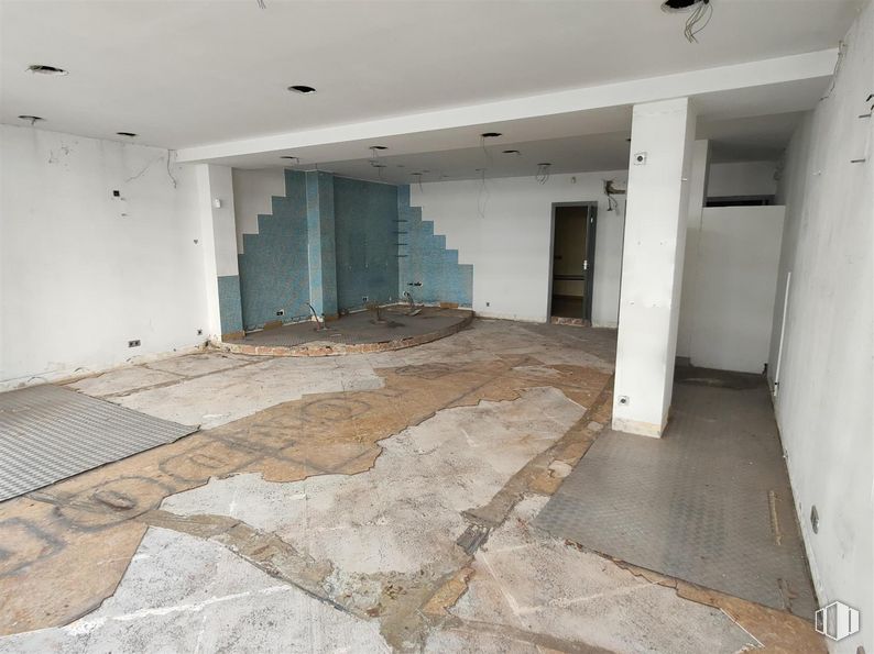 Retail for sale at Calle Manacor, 3, Humanes de Madrid, Madrid, 28970 with property, fixture, interior design, floor, flooring, tile flooring, composite material, hall, concrete and building material around