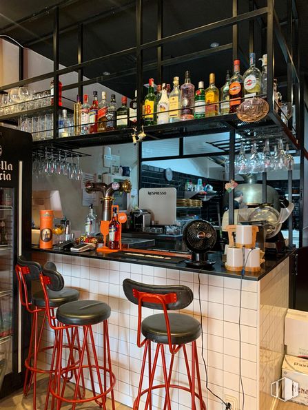 Local en alquiler en Calle Verónica, Las Rozas de Madrid, Madrid, 28030 con taburete, mueble, botella, establecimiento de bebidas, barware, estante, estantería, mesa, silla y máquina alrededor