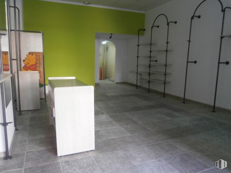 Local en alquiler y venta en Zona Sur, Ávila, 05002 con mueble, electrodoméstico, hall, suelos, accesorio, suelo, puerta, casa, arte y vidrio alrededor