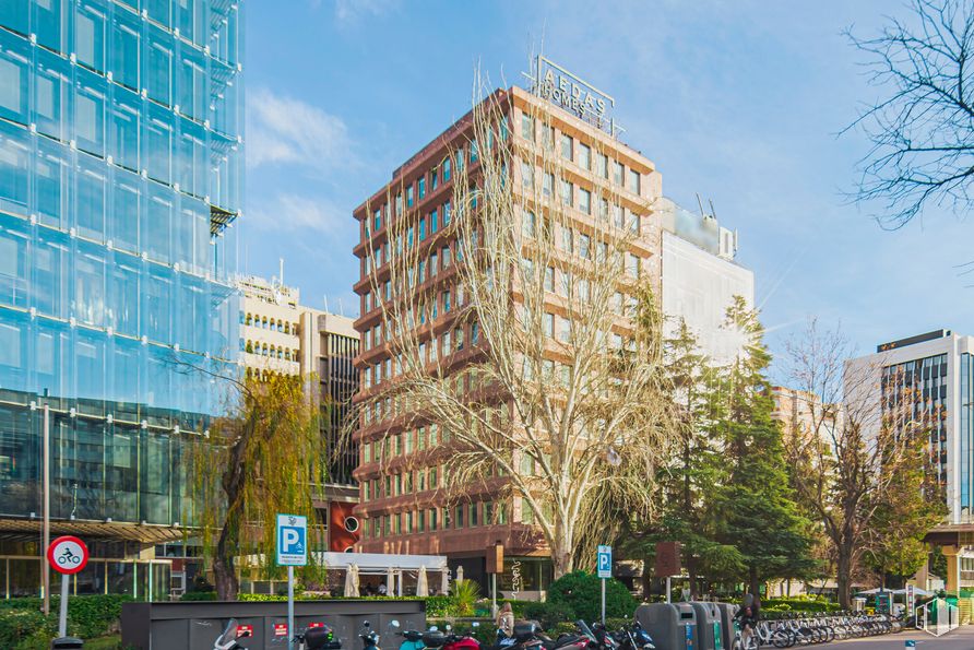 Oficina en alquiler en Paseo Castellana, 42, Salamanca, Madrid, 28046 con edificio, cielo, día, propiedad, planta, nube, infraestructura, bloque de torre, árbol y rascacielos alrededor