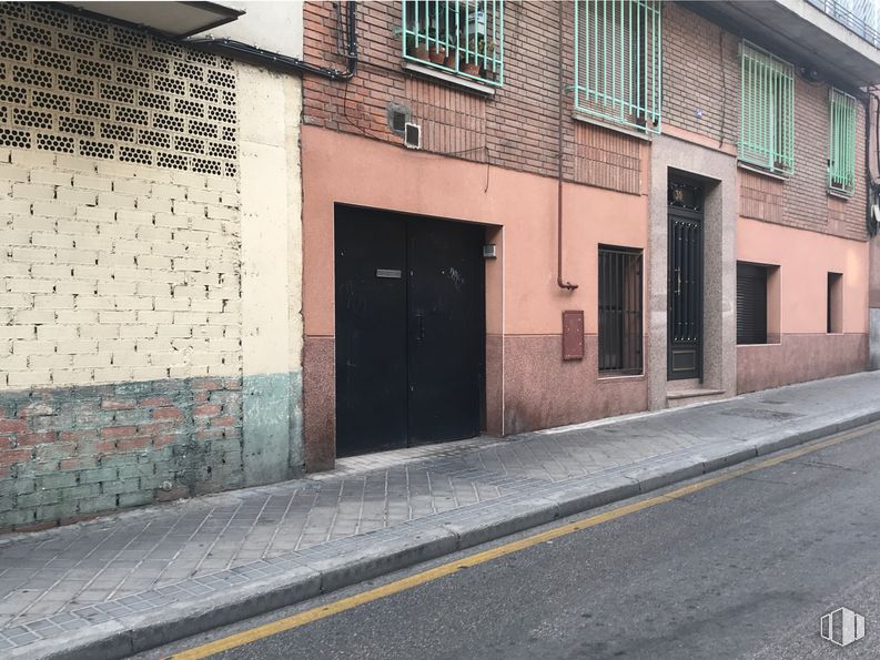 Retail for sale at Calle San Amado, 30, Leganés, Madrid, 28917 with door, window, property, fixture, brick, wood, road surface, building, brickwork and asphalt around