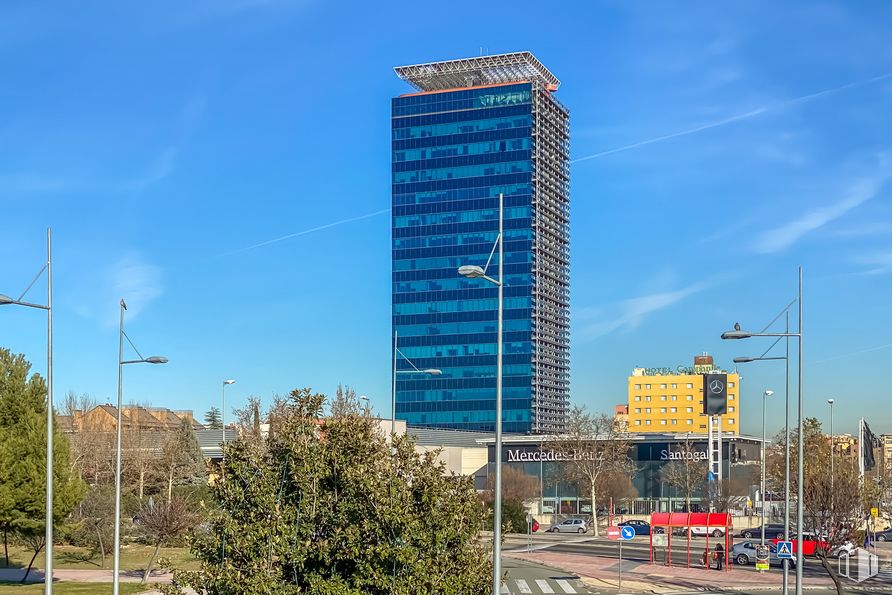 Oficina en alquiler en Calle Juan Carlos I, 13 Local 47, Alcalá de Henares, Madrid, 28806 con cielo, edificio, rascacielos, nube, luz de la calle, infraestructura, árbol, torre, bloque de pisos y diseño urbano alrededor