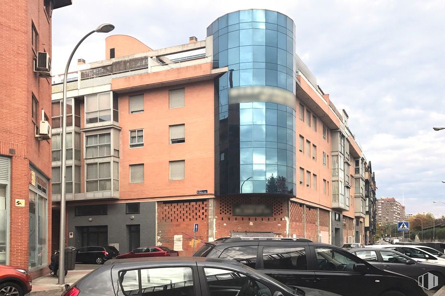 Retail for rent at Calle Adelfas, Retiro, Madrid, 28007 with building, car, sky, daytime, property, window, infrastructure, cloud, neighbourhood, vehicle and urban design around