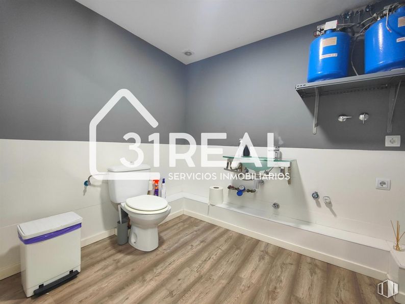 Retail for rent at Zona Peñagrande, Fuencarral - El Pardo, Madrid, 28035 with toilet, property, building, product, blue, azure, wood, interior design, floor and house around