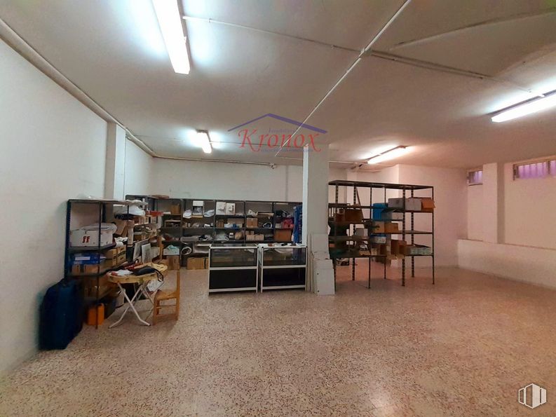 Retail for sale & for rent at Calle Esperanza García, Villa de Vallecas, Madrid, 28031 with table, luggage & bags, furniture, bookcase, shelf, building, flooring, shelving, hall and floor around