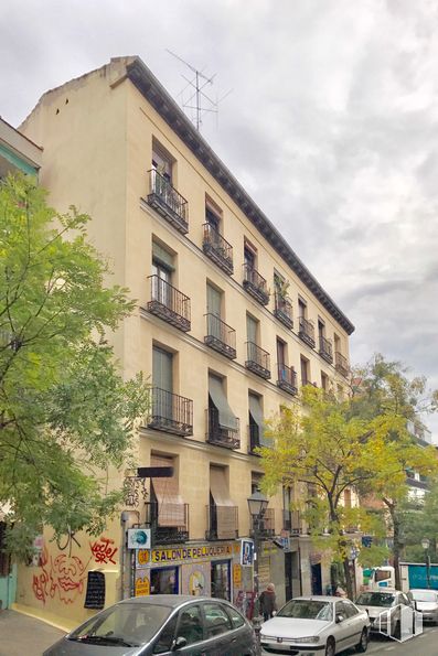 Local en venta en Calle Embajadores, 31, Centro, Madrid, 28012 con coche, edificio, vehículo terrestre, rueda, neumático, nube, cielo, vehículo, ventana y infraestructura alrededor