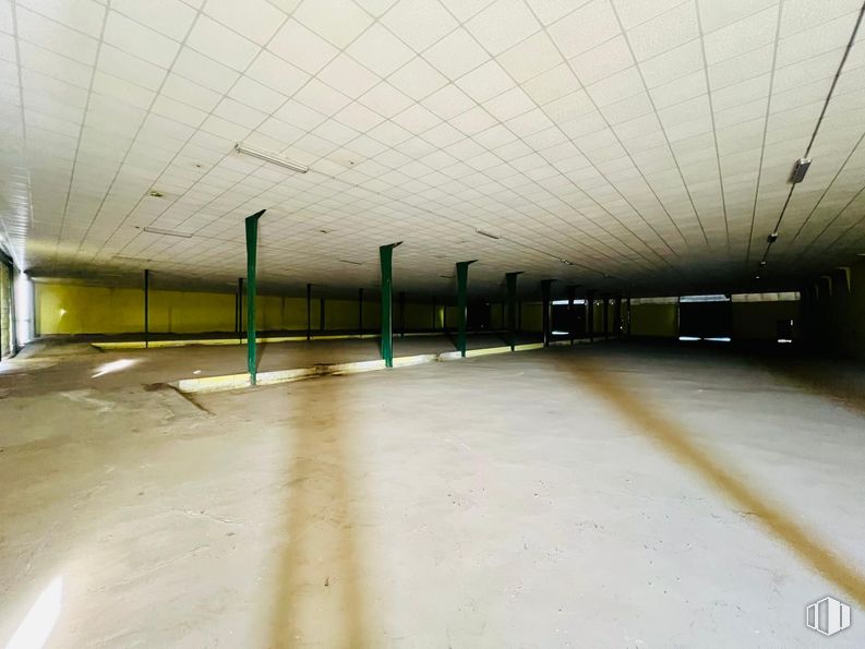 Industrial for sale at Calle León, Magán, Toledo, 45590 with flooring, floor, ceiling, concrete, fluorescent lamp, hall, parking lot, cleanliness, basement and plaster around