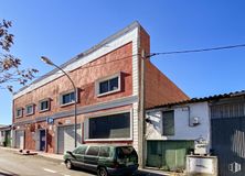 Industrial for sale at Polígono Prado Overa, Leganés, Madrid, 28914 with van, window, building, sky, wheel, tire, automotive parking light, car, vehicle and asphalt around