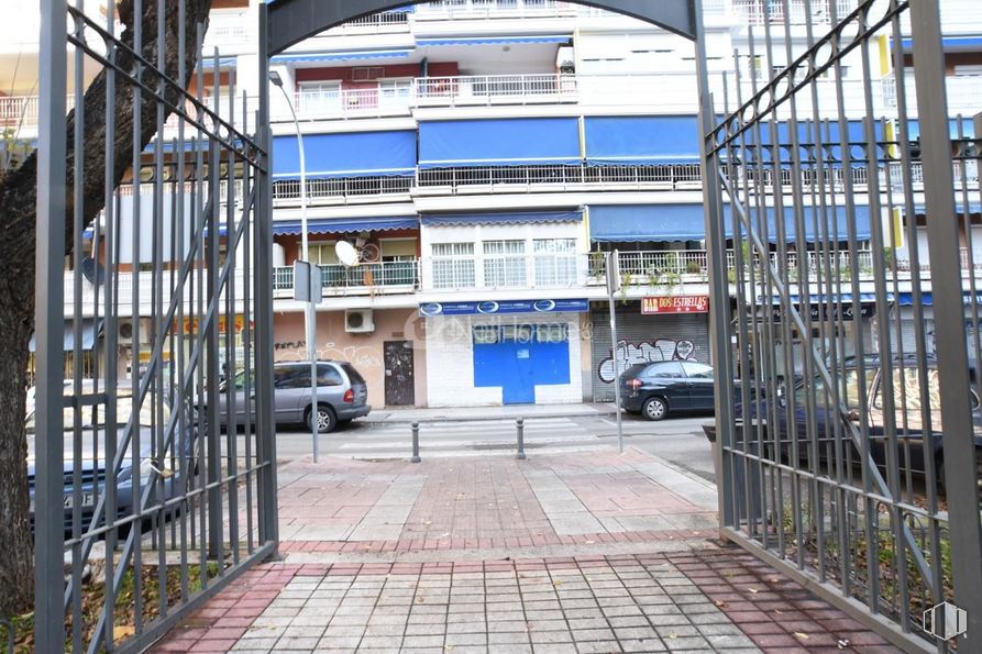 Retail for sale at Calle Hilados, Torrejón de Ardoz, Madrid, 28850 with car, building, wheel, property, tire, window, infrastructure, vehicle, plant and urban design around