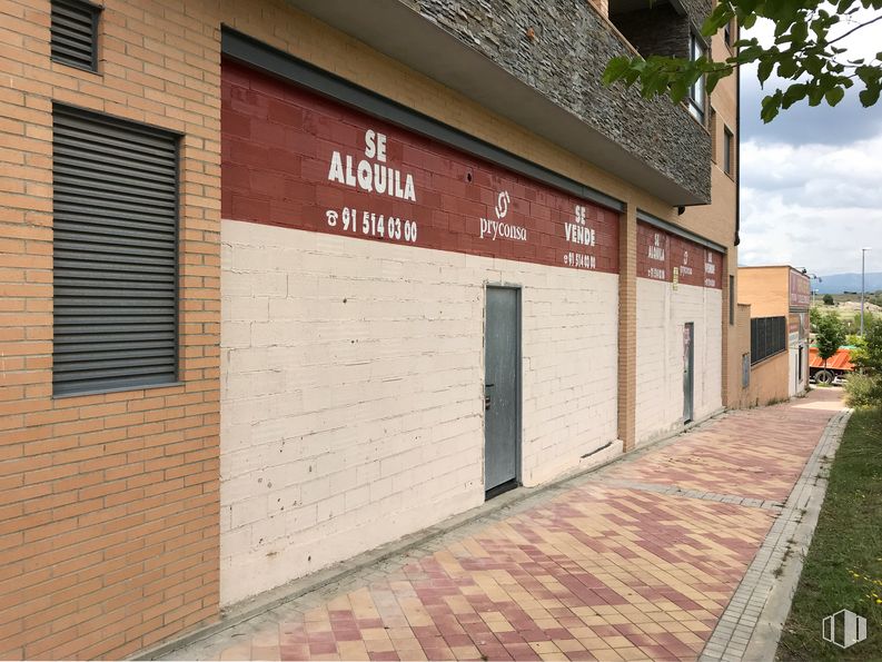 Local en alquiler y venta en Avenida de Severo Ochoa, 9, Colmenar Viejo, Madrid, 28770 con puerta, ventana, edificio, planta, madera, árbol, accesorio, albañilería, superficie de carretera y asfalto alrededor