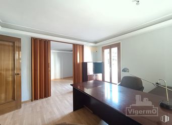 Oficina en alquiler y venta en Plaza Mayor, Torrejón de Ardoz, Madrid, 28850 con alumbrado, mesa, edificio, propiedad, casa, madera, accesorio, sombra, suelo y confort alrededor