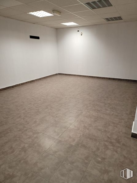 Retail for sale at Calle Don Quijote de la Mancha, Villarejo de Salvanés, Madrid, 28590 with floor, flooring, hall, wood, composite material, building, event, ceiling, fixture and hardwood around